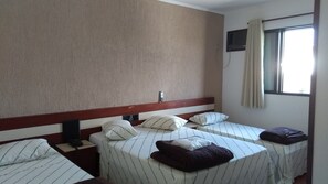 Quarto quádruplo família | Frigobar, escrivaninha, quartos à prova de som, Wi-Fi de cortesia