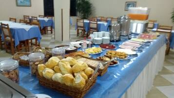 Café da manhã com buffet grátis todos os dias