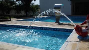 2 piscinas externas, guarda-sóis, espreguiçadeiras