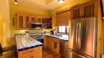 House, 2 Bedrooms | Private kitchen | Toaster, cookware/dishes/utensils