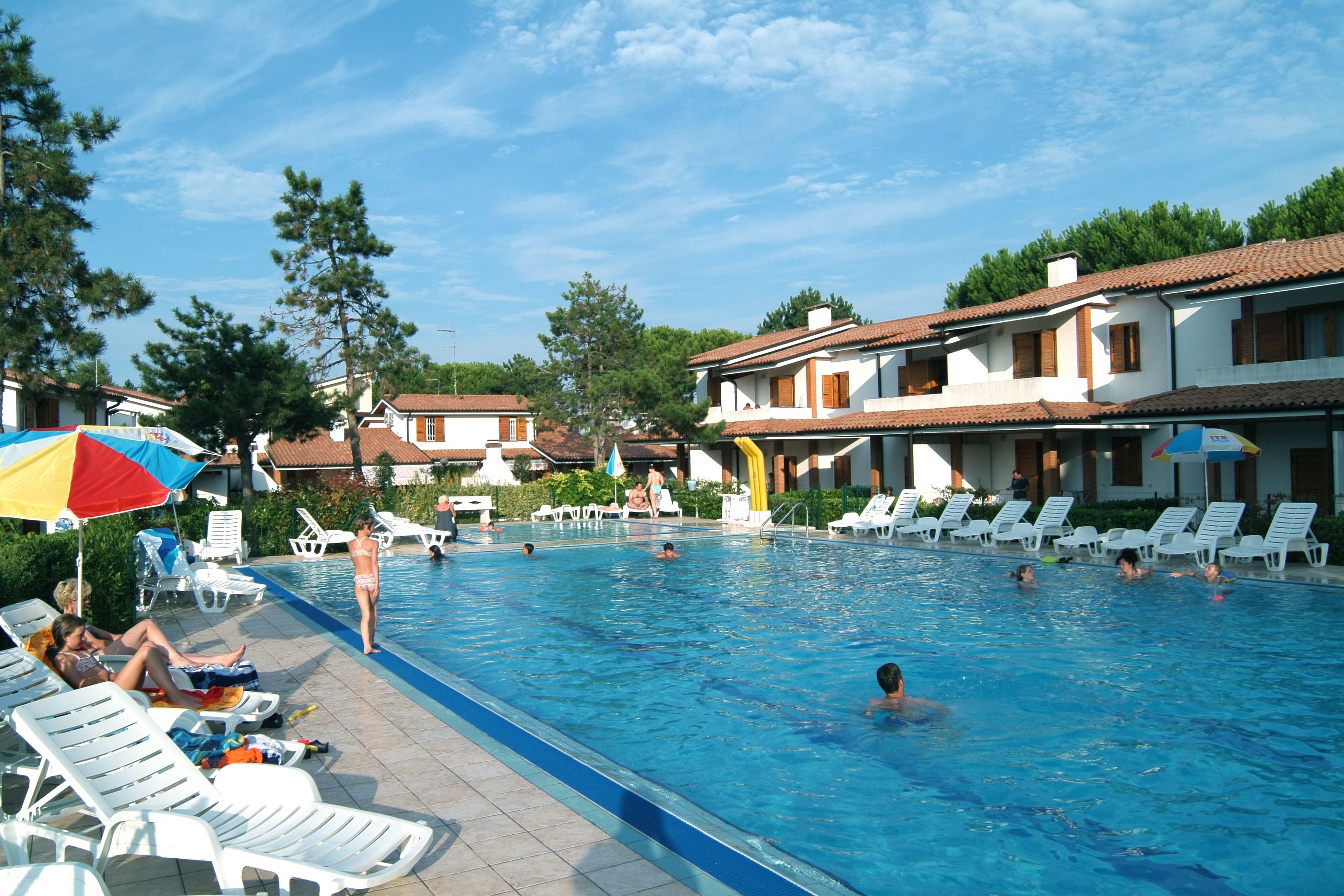 Hồ bơi ngoài trời phục vụ theo mùa, dù/ô trên bãi biển/hồ bơi 