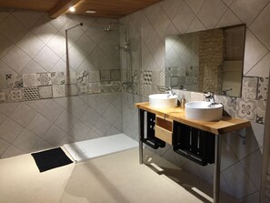 Comfort Room (La Borderie) | Bathroom