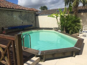 Una piscina al aire libre de temporada