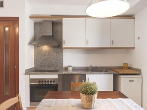 Fridge, microwave, oven, dishwasher - CENTRIC APARTMENT WITH PARKING (Tossa de Mar)
