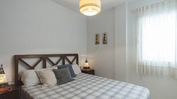 2 bedrooms, iron/ironing board, internet, bed sheets