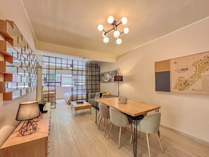 Departamento Prestigio, 3 habitaciones, para no fumadores, 2 baños | Área de sala de estar | Smart TV de 55 pulgadas con canales digitales, libros y bocina smart 