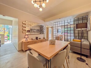 Departamento Prestigio, 3 habitaciones, para no fumadores, 2 baños | Área de sala de estar | Smart TV de 55 pulgadas con canales digitales, libros y bocina smart 
