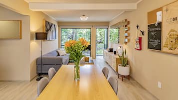 Design appartement, 2 slaapkamers, niet-roken, balkon | Woonruimte | Een 55-inch smart-tv met digitale zenders, boeken en slimme speakers