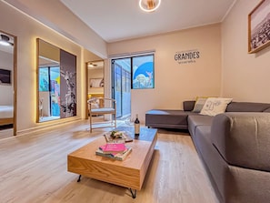 Appartement Signature | Aire de séjour | Téléviseur connecté de 55 po avec télévision numérique