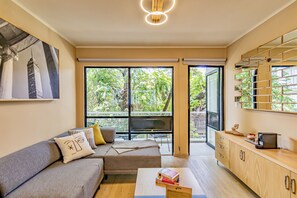 Departamento de diseñador, 2 habitaciones, para no fumadores, balcón | Área de sala de estar | Smart TV de 55 pulgadas con canales digitales, libros y bocina smart 