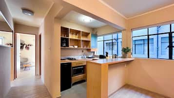 Departamento Deluxe, 2 habitaciones, para no fumadores, balcón | Cocina privada | Refrigerador con congelador, microondas y cafetera de espresso
