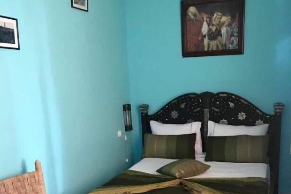 Laptop workspace, soundproofing, free cots/infant beds, free WiFi