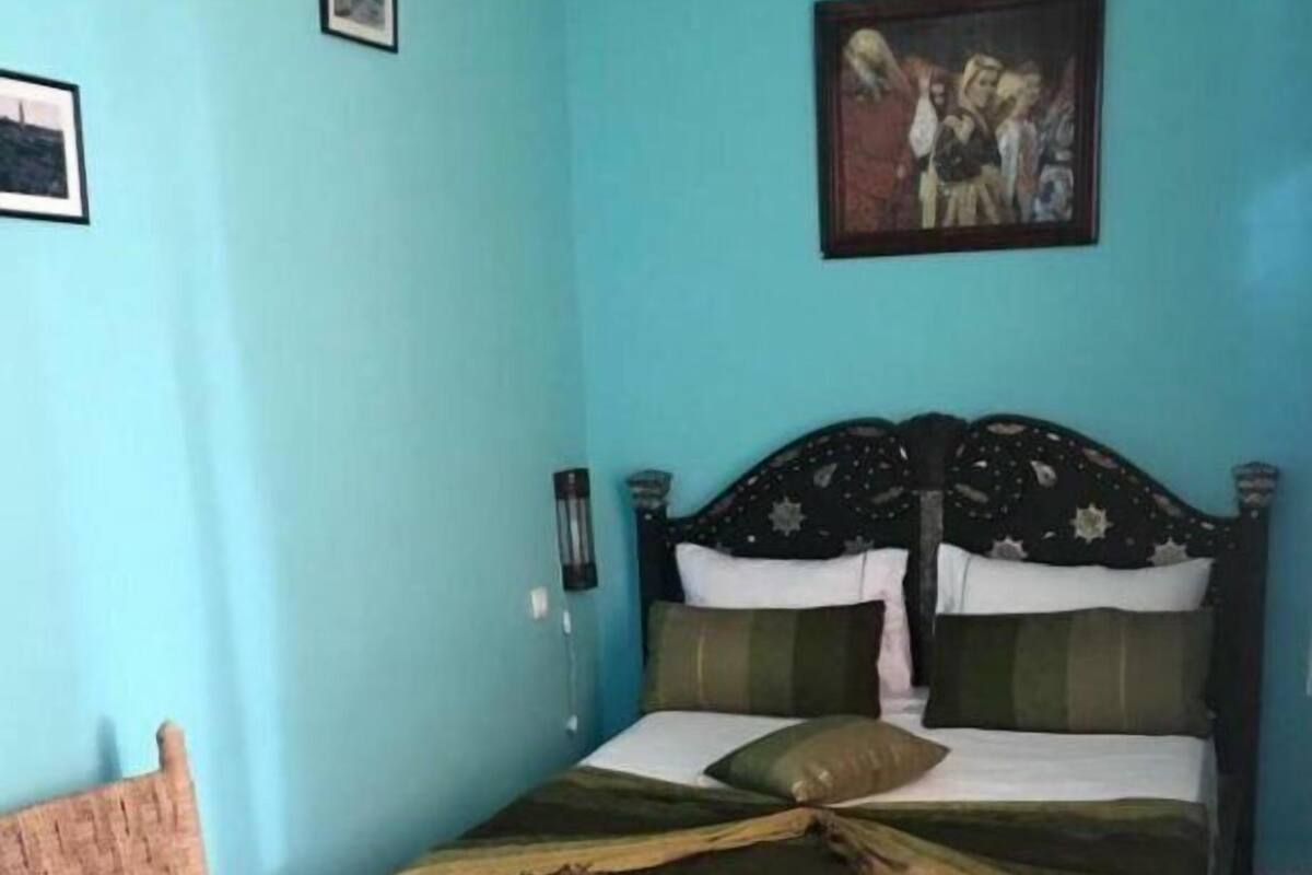 Laptop workspace, soundproofing, free cribs/infant beds, free WiFi