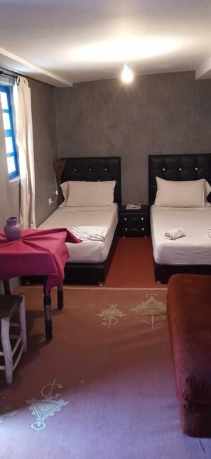 مساحة عمل للكمبيوتر المحمول وتجهيزات عازلة للصوت