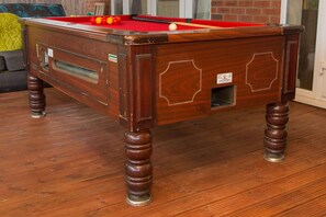 패밀리 하우스 | 거실 공간 | 스마트 TV, 넷플릭스