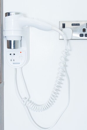 Een douche, gratis toiletartikelen, een haardroger, handdoeken