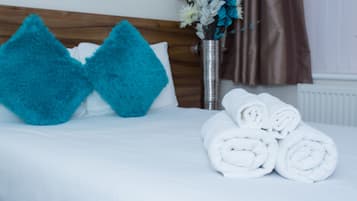 1 quarto, individualmente mobiliados, escrivaninha