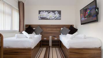 1 sovrum, unika möbler, skrivbord och arbetsyta för laptop