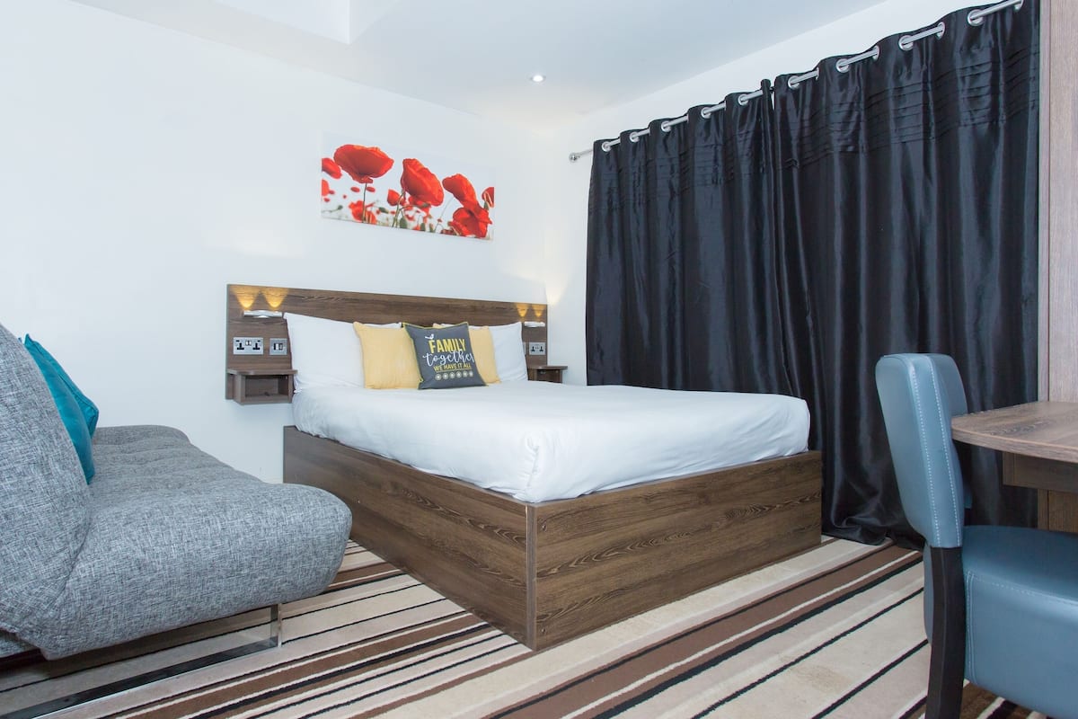 1 chambre, ameublement personnalisé, bureau