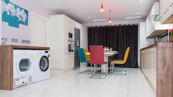 Family House | Private kitchen | Microwave, electric kettle, cookware/dishes/utensils