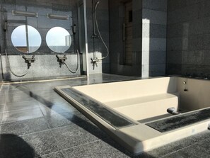 클래식 하우스 (Private Vacation Home) | 욕실 | 별도의 욕조 및 샤워 시설, 전신 욕조, 무료 세면용품, 헤어드라이어