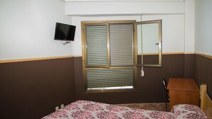 Economy Double Room | WiFi (free) - Hotel Manises (Manises)
