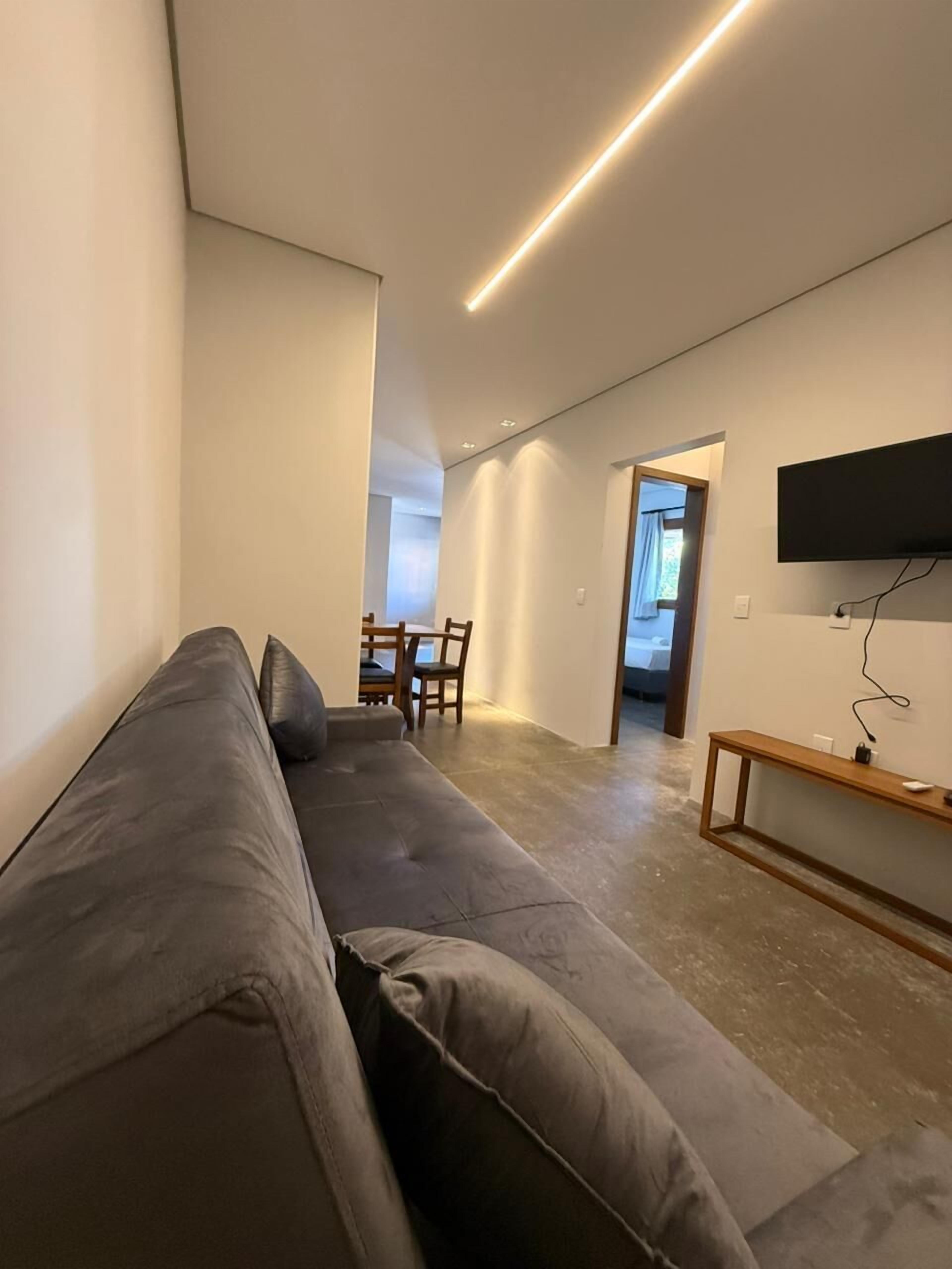 Apartamento luxo, 2 quartos, no piso térreo | Área de estar | TV de tela plana