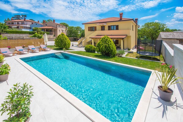 حمّام سباحة خارجي