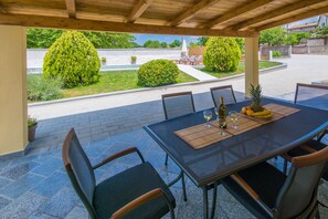 تناول الطعام بالخارج