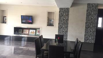 Appartement, 3 slaapkamers | Woonruimte | Een flatscreentelevisie