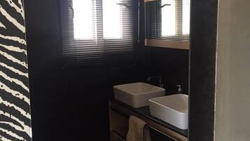 Appartement, 3 slaapkamers | Badkamer | Een douche, een regendouche, handdoeken, zeep