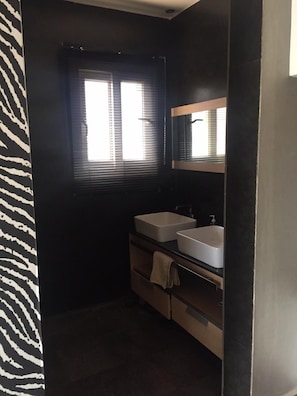 Apartment, 3 Bedrooms | Bathroom | Shower, rainfall showerhead, towels, soap - Appart 63 (Oujda)