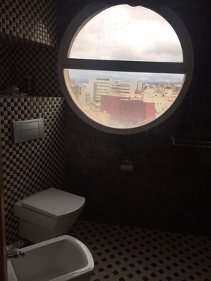 Appartement, 3 chambres | Salle de bain | Douche, douche à « effet pluie », serviettes fournies, savon