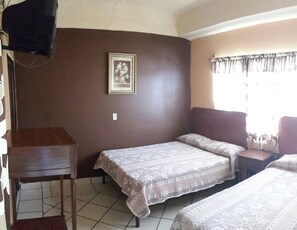 Habitació doble bàsica | Cobrellits, espai de treball apte per a portàtils i cortines opaques 