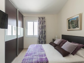 2 bedrooms, iron/ironing board, internet, bed sheets