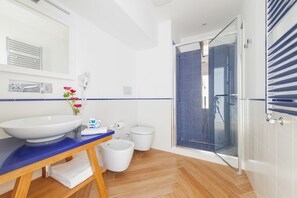 Standard Room | Bathroom | Shower, free toiletries, hair dryer, bidet