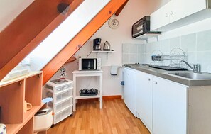 Kühlschrank, Mikrowelle, Herdplatte, Wasserkocher mit Kaffee-/Teezubehör