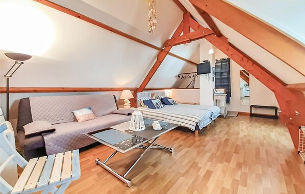 Travel cot, free WiFi, bed sheets