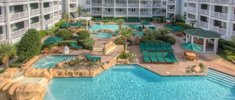 Alberca techada y alberca al aire libre