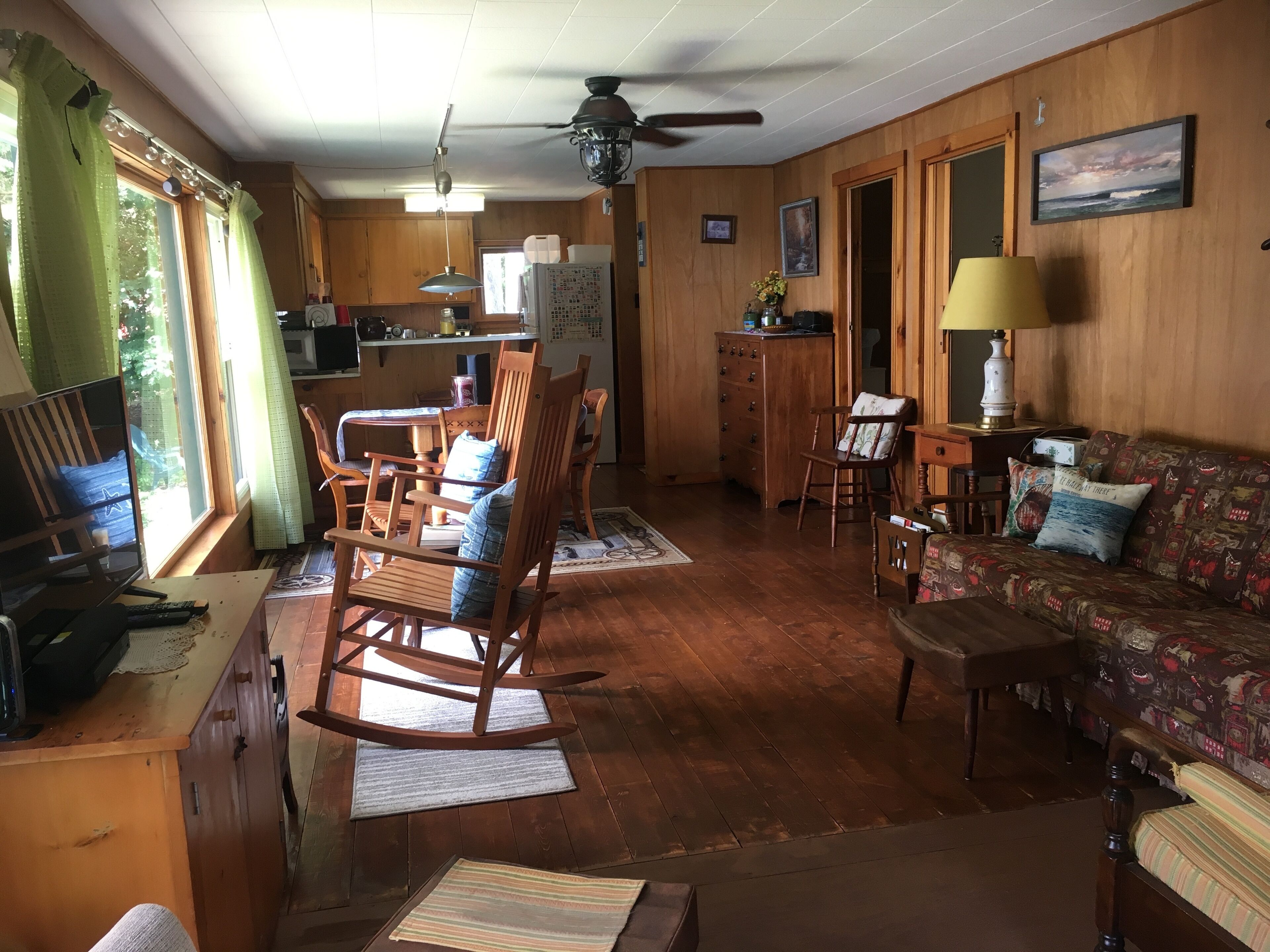 TV connectée, lecteur de DVD, livres, vidéothèque