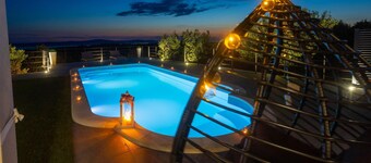 Awesome home in Sutivan