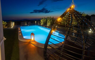 Awesome home in Sutivan