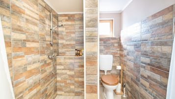 Family Apartment, Ensuite (Apartma) | Bathroom | Free toiletries, hair dryer, slippers, towels