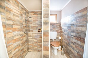 Family Apartment, Ensuite (Apartma) | Bathroom | Free toiletries, hair dryer, slippers, towels