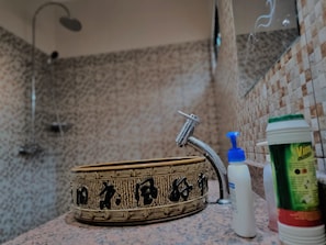 Classic Room | Bathroom | Shower, rainfall showerhead, free toiletries, hair dryer