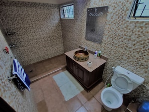 Classic Room | Bathroom | Shower, rainfall showerhead, free toiletries, hair dryer