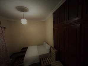 Classic Room | Bathroom | Shower, rainfall showerhead, free toiletries, hair dryer