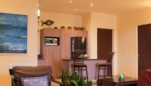 A compact living space with a kitchenette, a dining area, and a seating area. - Casa Bul-Kay's- Where Confort Meets Consierge Care (Dzemul)