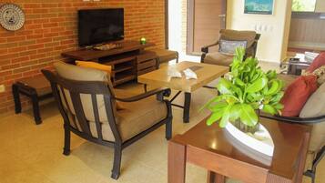 Villa Deluxe | Área de sala de estar | Televisión de pantalla plana de 32 pulgadas con canales vía satélite