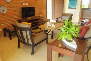 Deluxe Villa | Living area | 32-inch flat-screen TV with satellite channels, TV